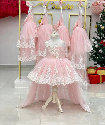 Robe rose en tulle et dentelle pour fille, décolleté plongeant, avec applications florales et bandeau à nœud