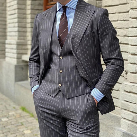 Costume homme gris foncé 3 pièces, blazer, gilet, pantalon, croisé, revers pointu, rayures fines, costume de marié formel pour homme