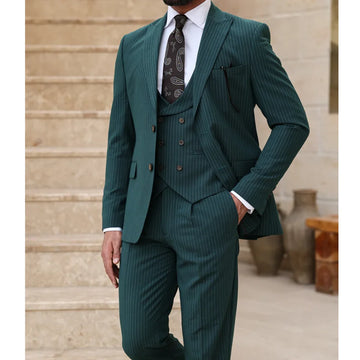 Costume 3 pièces élégant à rayures pour homme (veste, pantalon, gilet), simple boutonnage, revers en pointe, style décontracté et chic, idéal pour un mariage