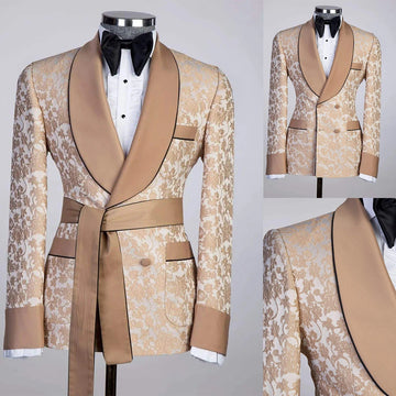 Elegante esmoquin de jacquard floral para hombre, corte entallado, chaqueta color champán con solapa chal y pantalón negro para bodas.