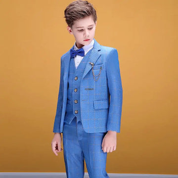 Traje de tres piezas a cuadros azules para niño con pajarita y detalle de cadena