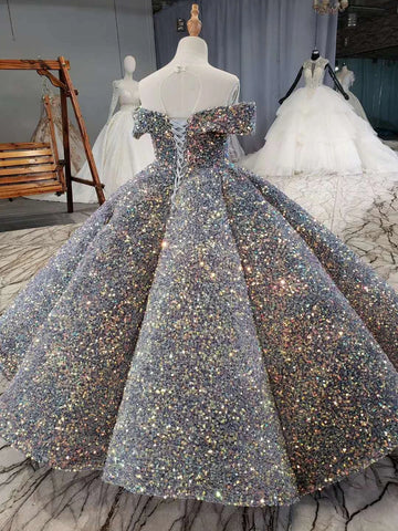 Vestido de novia con hombros descubiertos, lentejuelas brillantes y espalda con cordones