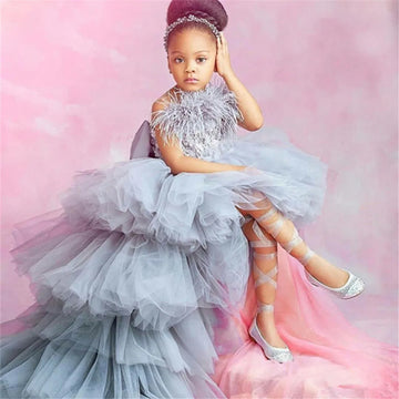 Vestido elegante de tul gris con volantes en capas para niñas, corpiño con plumas y diadema a juego.