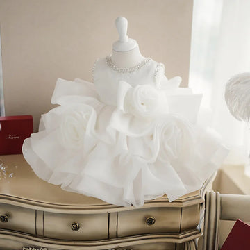 Robe de soirée blanche à volants et fleurs pour bébé fille, sans manches, avec décolleté perlé