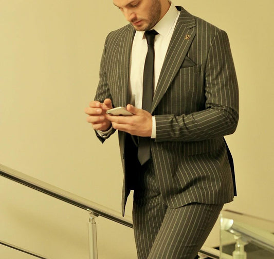 Costume homme gris 2 pièces blazer pantalon simple boutonnage revers pointu formel rayures fines slim mariage marié costume sur mesure homme