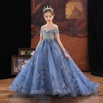 Elegante vestido de princesa azul para niñas con bordado plateado y diseño con hombros descubiertos.