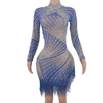 Superbe mini-robe bleue à manches longues ornée de strass, de paillettes scintillantes et de franges élégantes pour bal de fin d'année et occasions spéciales