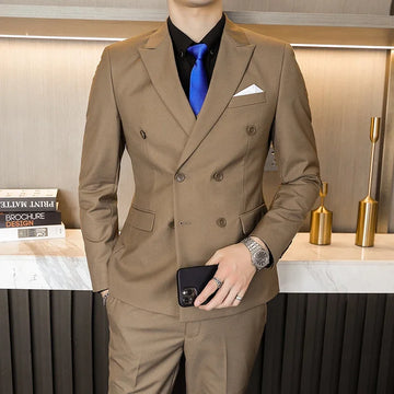Traje de hombre color canela con blazer cruzado y pantalón, con corbata azul