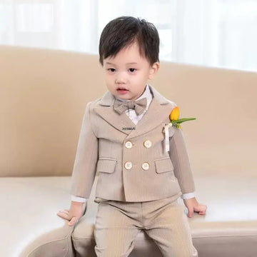 Costume croisé beige pour garçon avec nœud papillon et revers fleuri