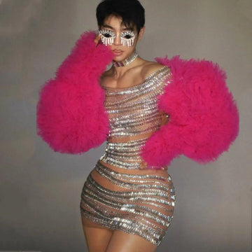 Robe courte argentée scintillante à épaules dénudées et manches roses duveteuses – Tenue de soirée et de bal glamour pour femme