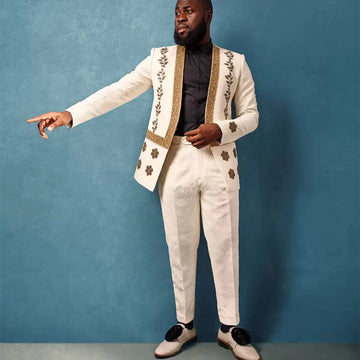 Costume homme blanc 2 pièces sur mesure, blazer et pantalon, un bouton, paillettes, jacquard, appliques dorées, mariage, marié, grande taille