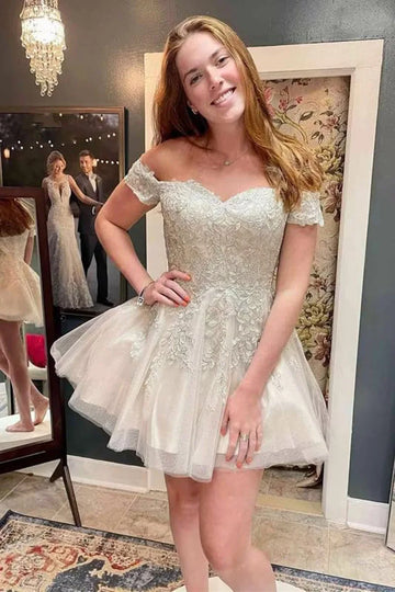 Robe courte en tulle et dentelle à épaules dénudées avec détails floraux brodés