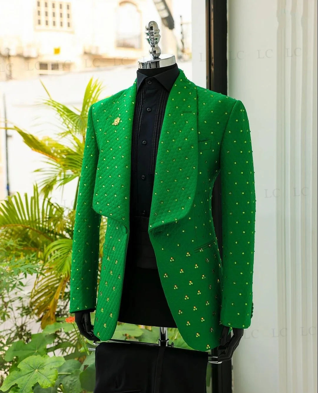 Conjunto de blazer verde con detalles bordados y pantalón negro para hombre