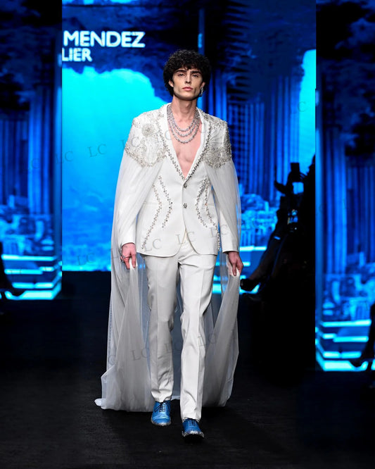 Traje de hombre blanco con cuentas, capa transparente y collar en capas 