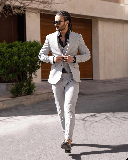 Trajes clásicos grises para hombre con chaqueta de tres piezas de botonadura sencilla, chaleco y pantalón, hechos a medida, para bodas y ocasiones formales.