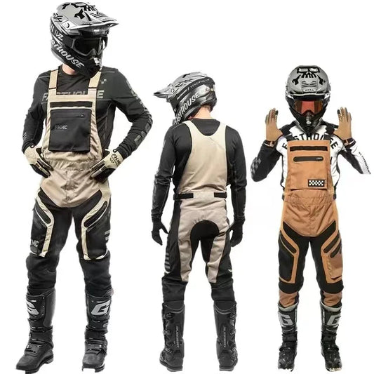 Mono de carreras de motocross con equipo de protección y casco