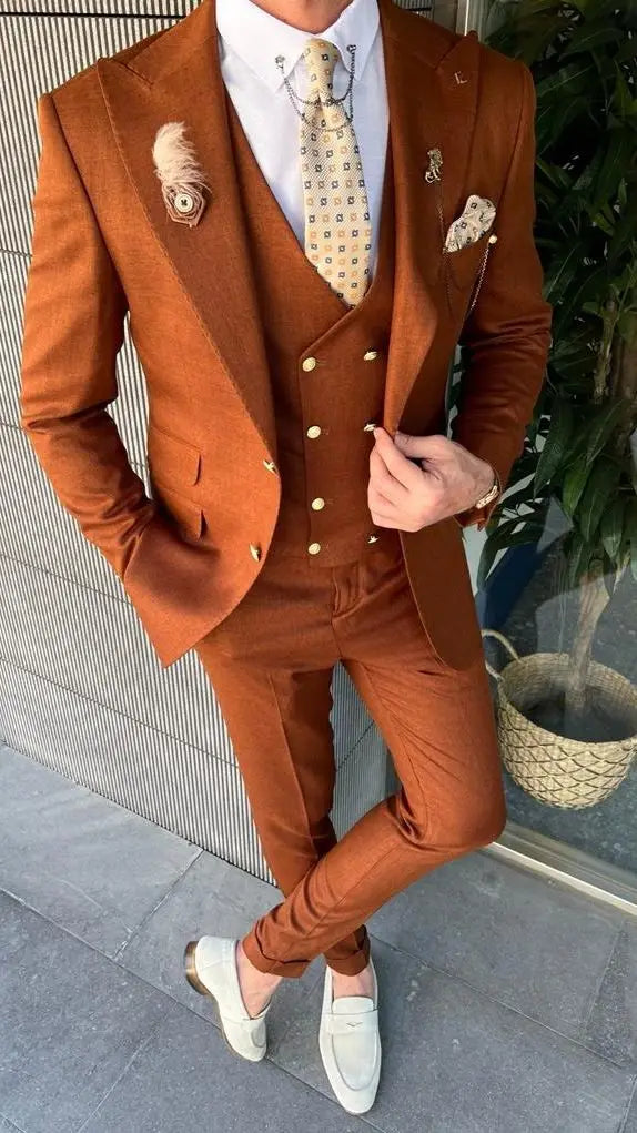 Trajes de tres piezas ajustados en color óxido para hombre, esmoquin de solapa de pico para novio, vestido de padrino, blazer, chaleco y pantalón.