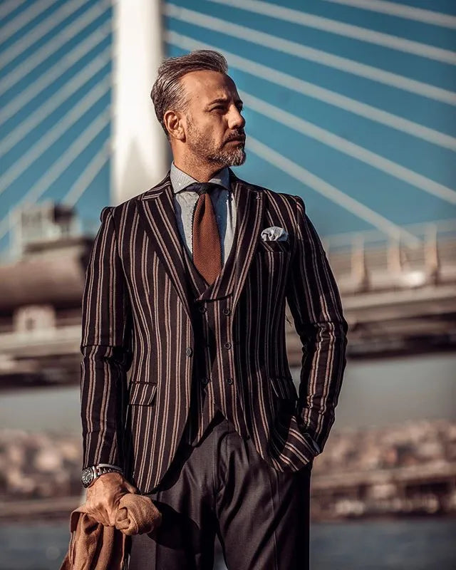 Trajes de hombre de 3 piezas de raya diplomática, esmoquin de boda con solapa de pico, traje de novio hecho a medida 
