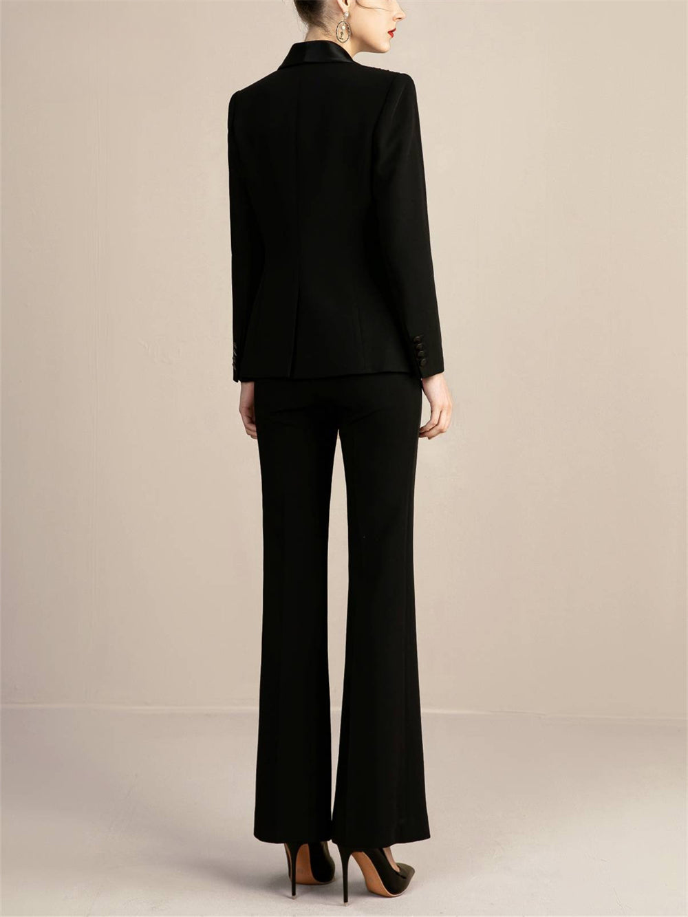 Ensemble élégant pour femme, croisé noir, détails scintillants, pantalon deux pièces à manches longues et col soyeux, pour un style chic et automnal