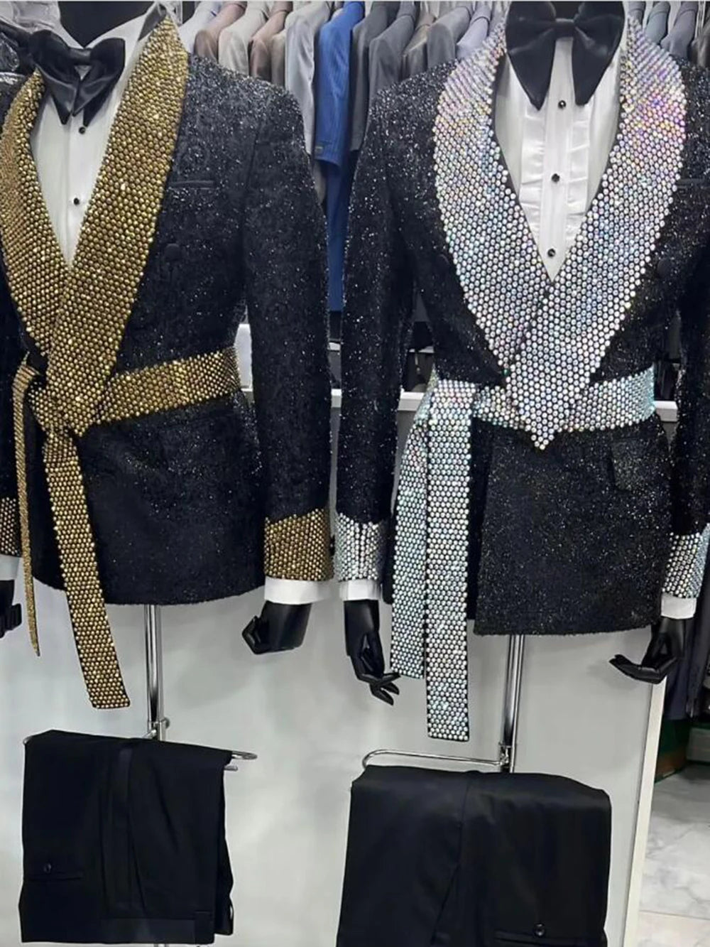 Chaqueta blazer de lentejuelas para hombre con adornos de cristal y esmoquin de fiesta con cinturón en dorado y plateado.