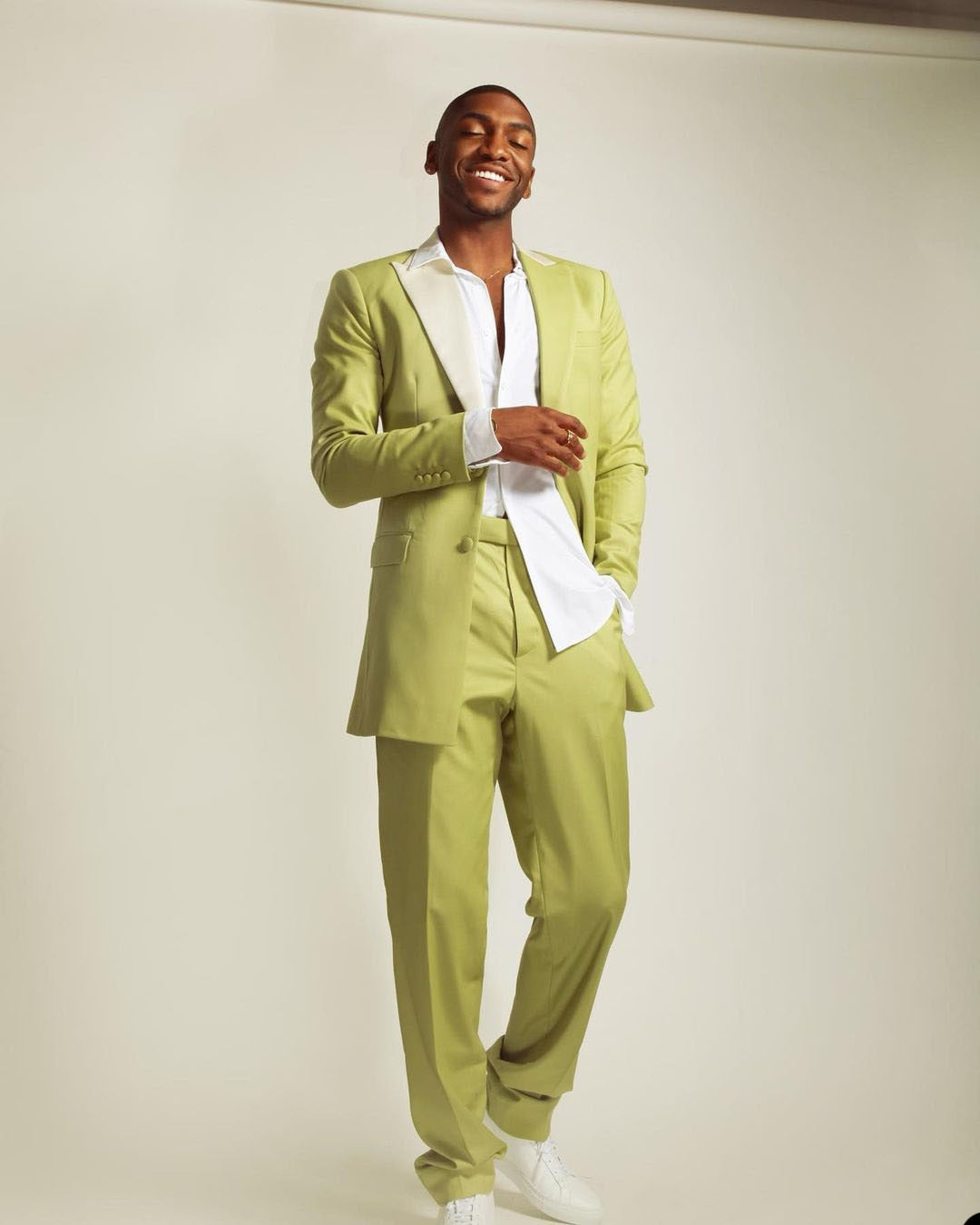 Costume homme deux pièces couleur avocat, simple boutonnage, sur mesure, formel 