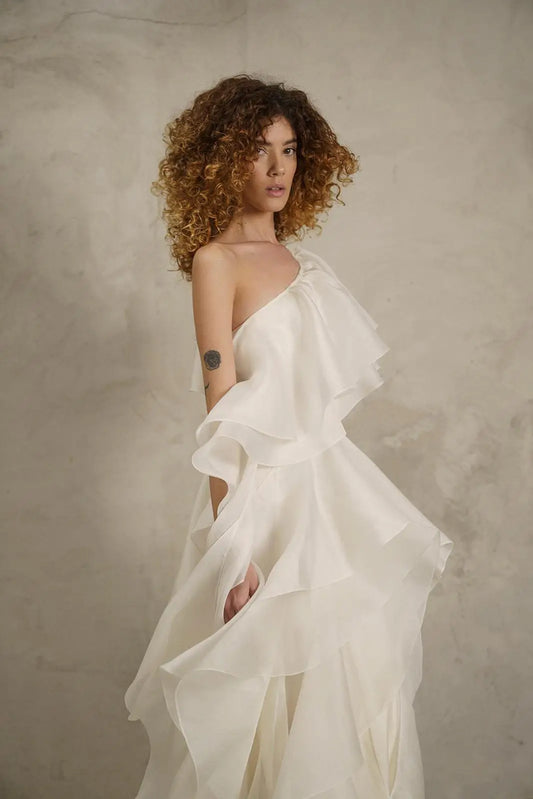 Elegante vestido de noche asimétrico de un solo hombro con volantes y cola larga para ocasiones especiales y fiestas.