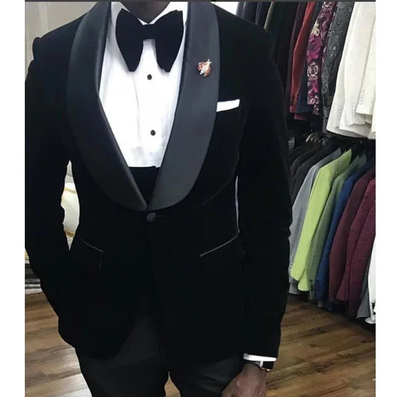 Elegante esmoquin de terciopelo negro para hombre: traje de 3 piezas de corte entallado para bodas, bailes de graduación y ocasiones especiales con chaqueta, chaleco y pantalón.