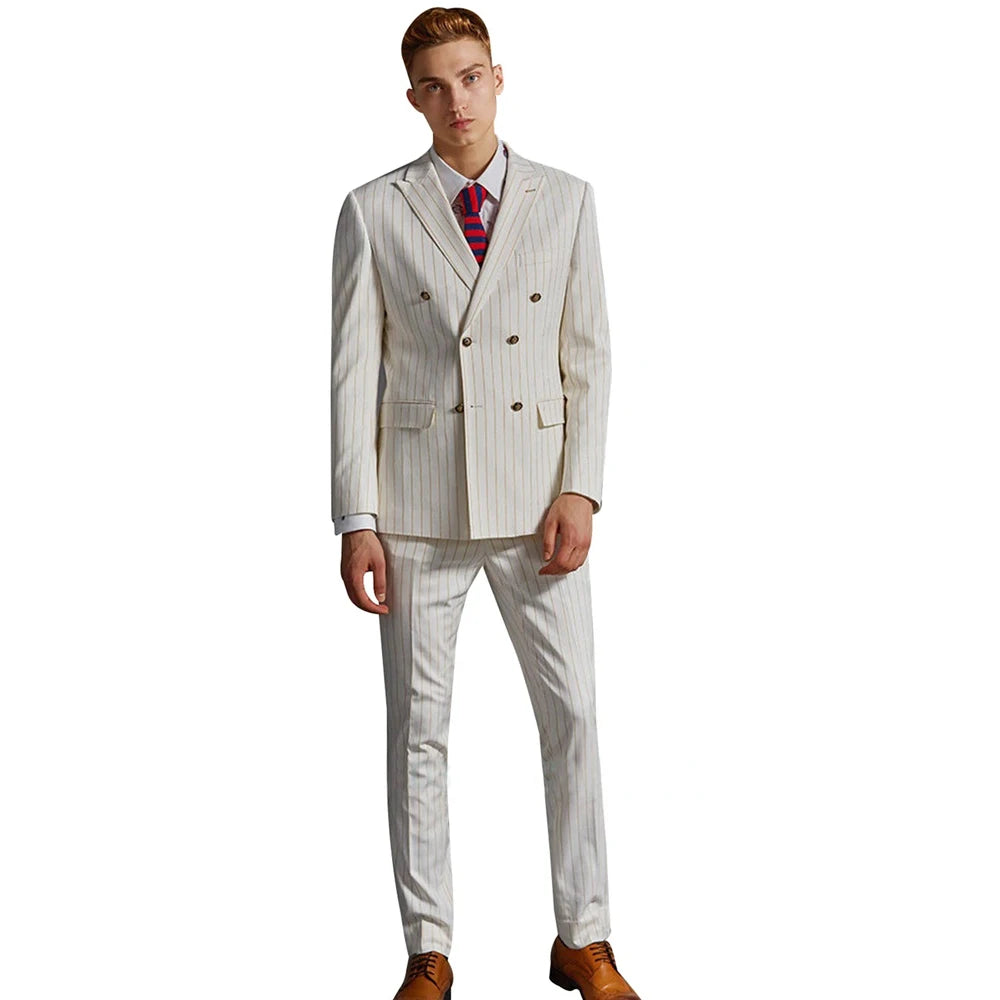 Ensemble élégant blazer croisé et pantalon pour homme. Costume sur mesure de haute qualité pour mariages et événements formels.