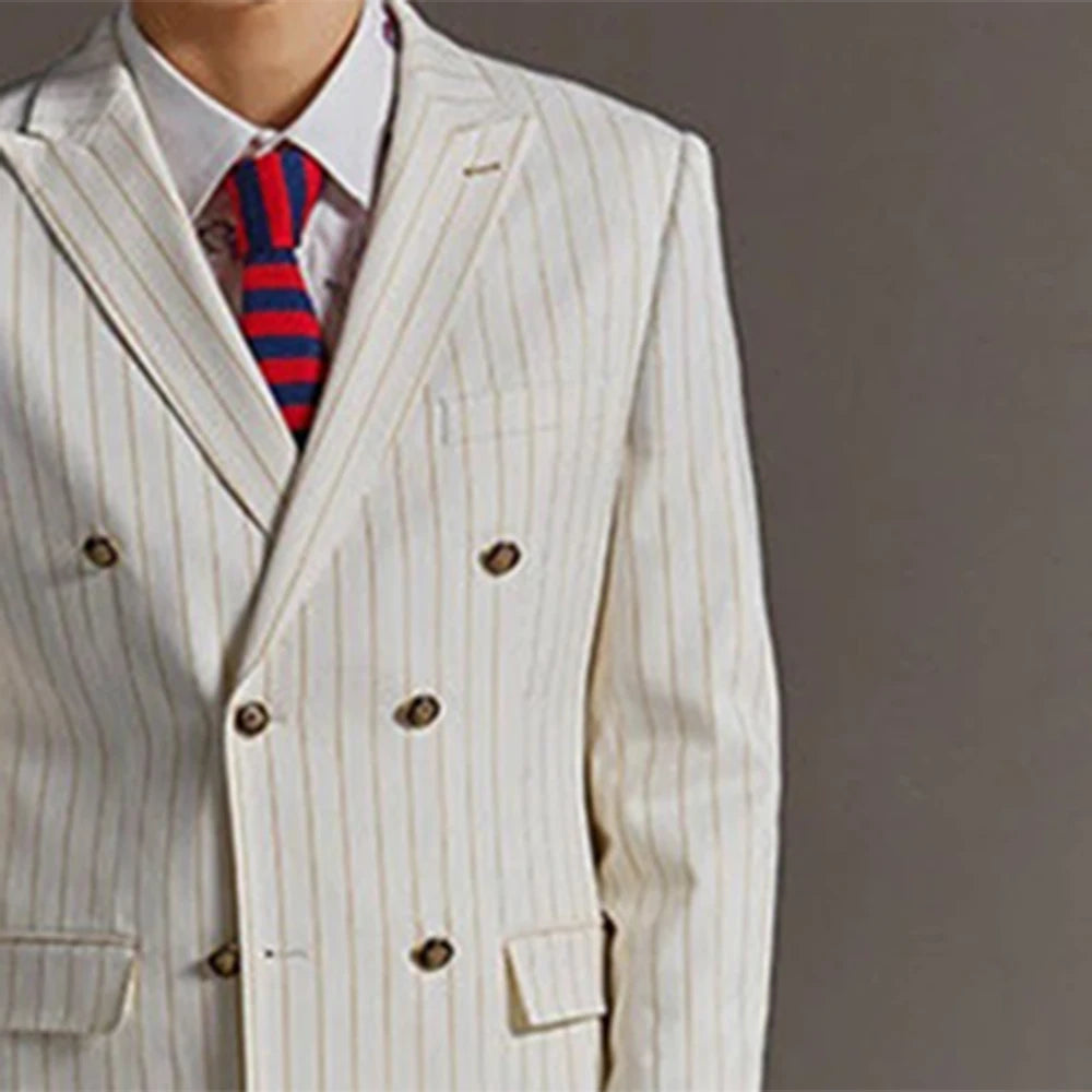 Ensemble élégant blazer croisé et pantalon pour homme. Costume sur mesure de haute qualité pour mariages et événements formels.