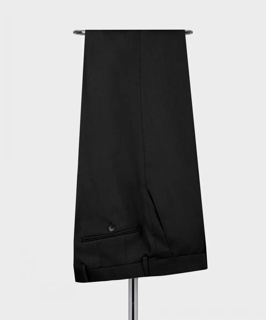 Elegante traje de esmoquin negro para hombre con solapa adornada, perfecto para bodas, fiestas y eventos formales.