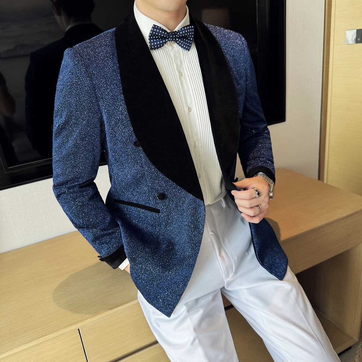 Elegante esmoquin cruzado con purpurina roja para hombre: perfecto para bodas, fiestas y eventos formales.