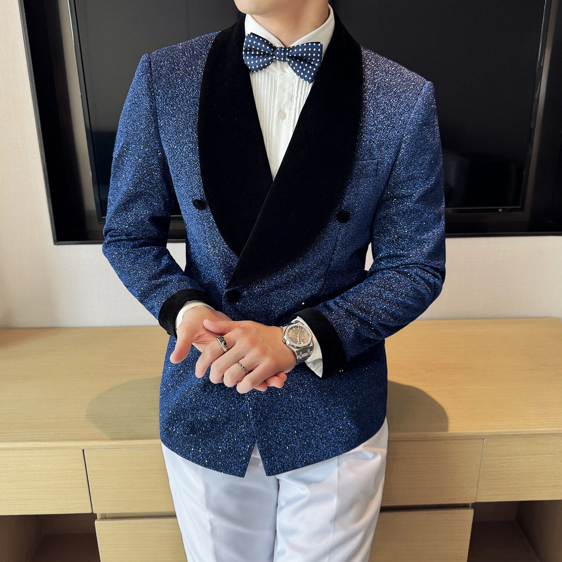 Elegante esmoquin cruzado con purpurina roja para hombre: perfecto para bodas, fiestas y eventos formales.
