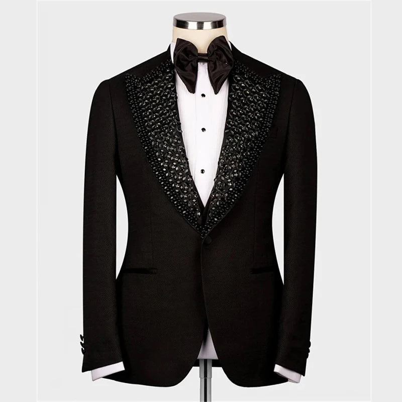 Elegante traje de esmoquin negro para hombre con solapa adornada, perfecto para bodas, fiestas y eventos formales.