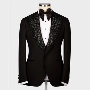 Elegante traje de esmoquin negro para hombre con solapa adornada, perfecto para bodas, fiestas y eventos formales.
