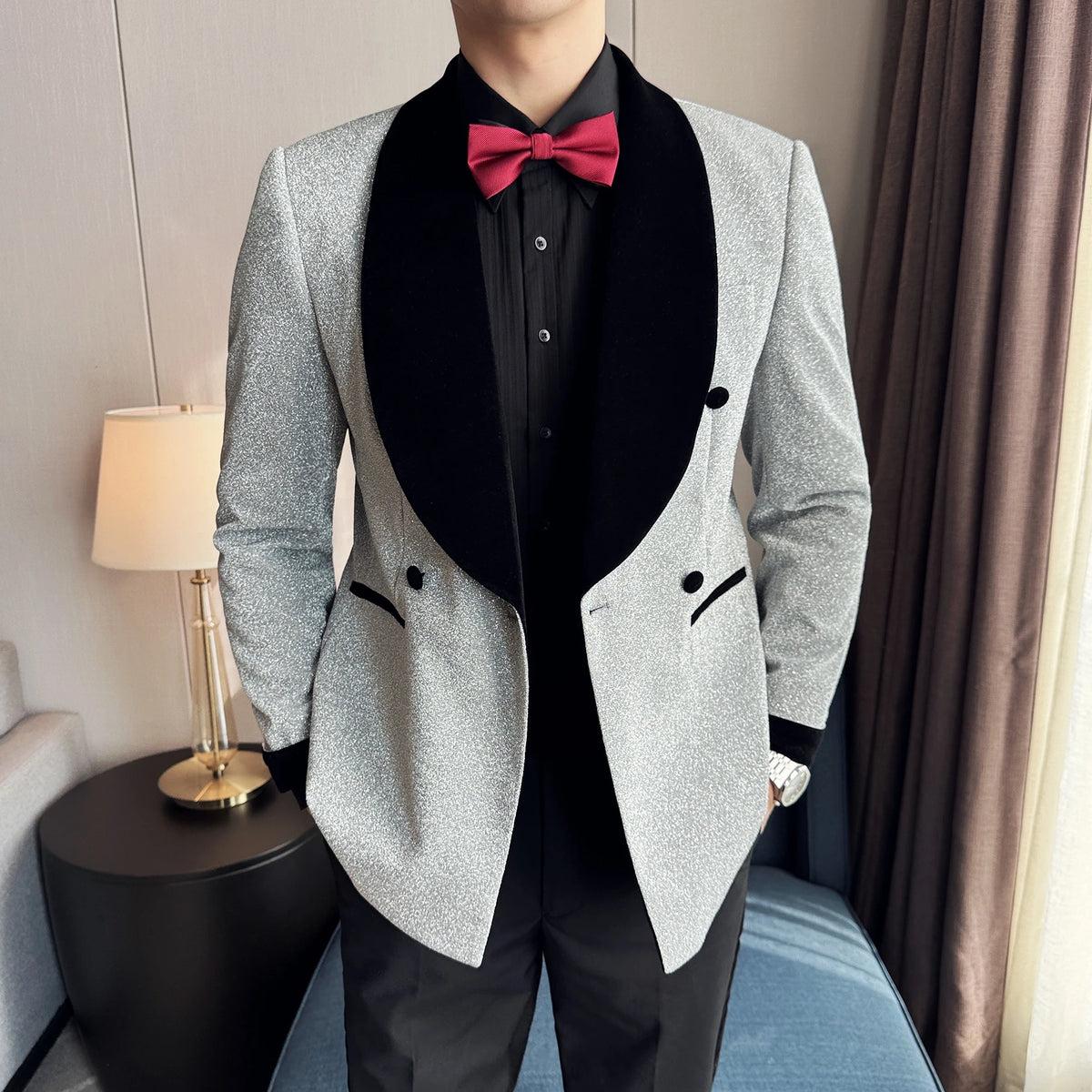 Elegante esmoquin cruzado con purpurina roja para hombre: perfecto para bodas, fiestas y eventos formales.