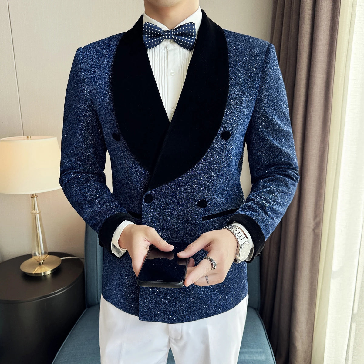 Elegante esmoquin cruzado con purpurina roja para hombre: perfecto para bodas, fiestas y eventos formales.