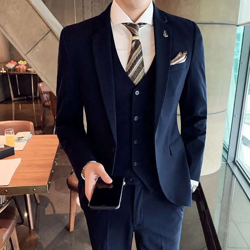 Conjunto de 3 piezas de traje de caballero de estilo italiano elegante, informal, de negocios y de color liso (chaqueta, chaleco y pantalón) para hombre.