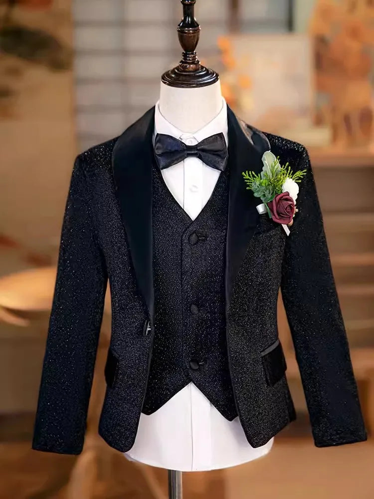 Elegante traje de esmoquin negro brillante con pajarita para niño: perfecto para bodas, fiestas y sesiones de fotos. 