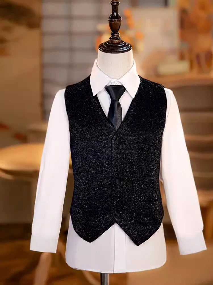 Elegante traje de esmoquin negro brillante con pajarita para niño: perfecto para bodas, fiestas y sesiones de fotos. 