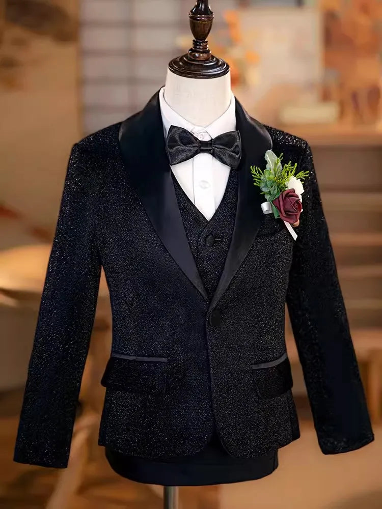 Elegante traje de esmoquin negro brillante con pajarita para niño: perfecto para bodas, fiestas y sesiones de fotos. 