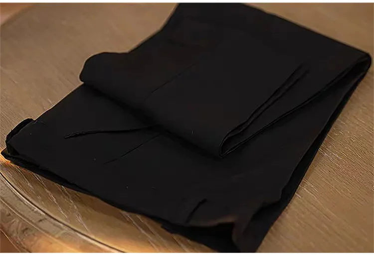 Elegante traje de esmoquin negro brillante con pajarita para niño: perfecto para bodas, fiestas y sesiones de fotos. 