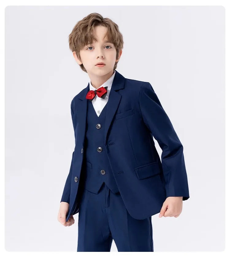 Traje de tres piezas azul marino para niño con pajarita roja 