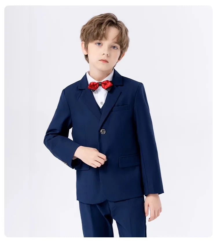 Traje de tres piezas azul marino para niño con pajarita roja 