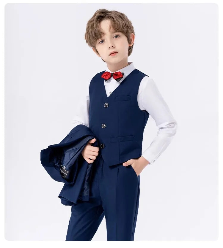 Traje de tres piezas azul marino para niño con pajarita roja 