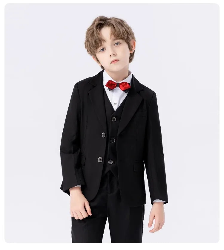 Traje de tres piezas azul marino para niño con pajarita roja 