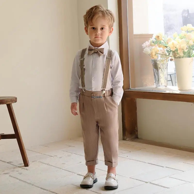 Ensemble de tenue formelle pour tout-petit garçon avec chemise blanche, nœud papillon et pantalon à bretelles 