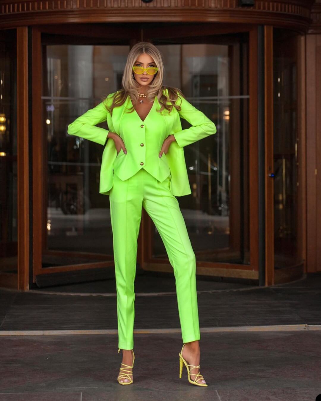 Trajes de pantalón verde brillante ajustados para mujer, para invitados de fiesta de graduación, ropa formal a medida (chaqueta, chaleco y pantalones) 