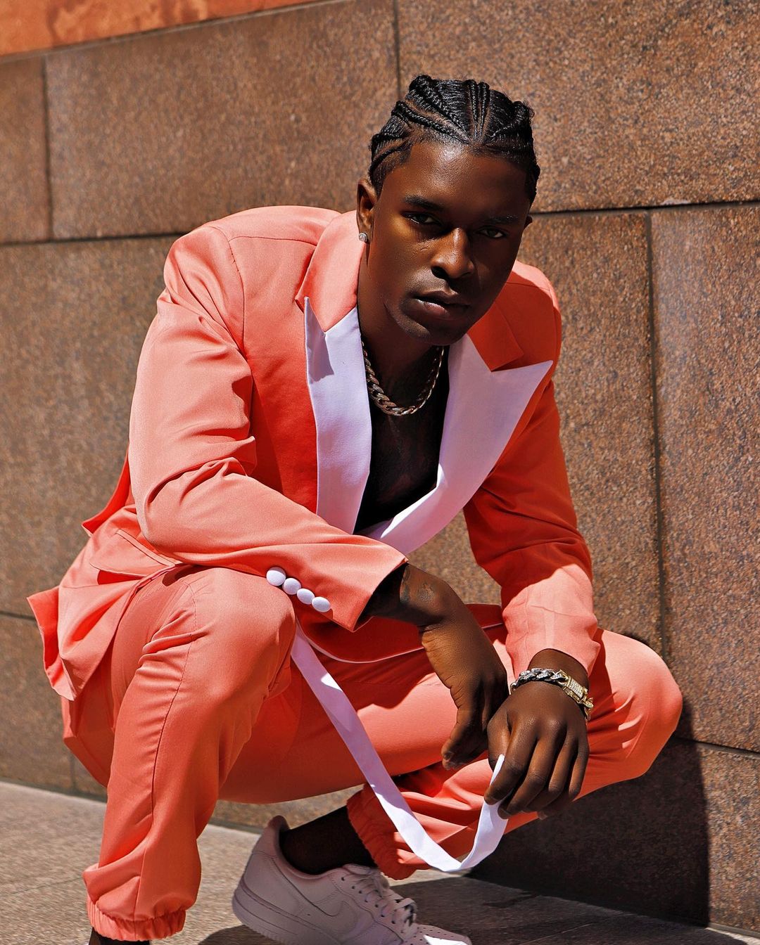 Traje de hombre naranja brillante, cinturón, chaqueta de dos piezas, pantalones, diseñador, traje formal único para ocasiones especiales. 