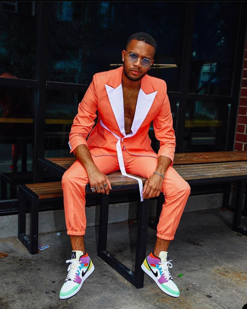 Traje de hombre naranja brillante, cinturón, chaqueta de dos piezas, pantalones, diseñador, traje formal único para ocasiones especiales. 
