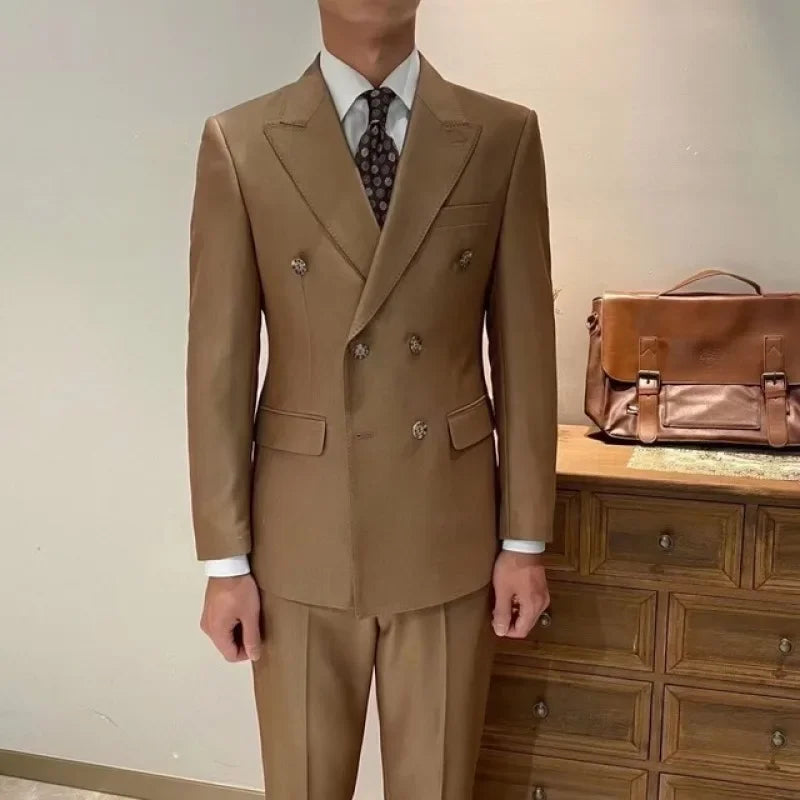 Costume croisé kaki pour homme avec revers en pointe et détails de boutons